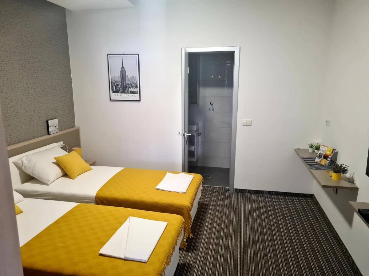 Bonitos, Sobe-Rooms Slavonski Brod Exterior foto